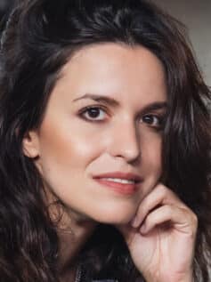 Ясмін Шакарамі Ясмін Шакарамі