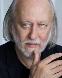 Ласло Краснагоркаї Ласло Краснагоркаї